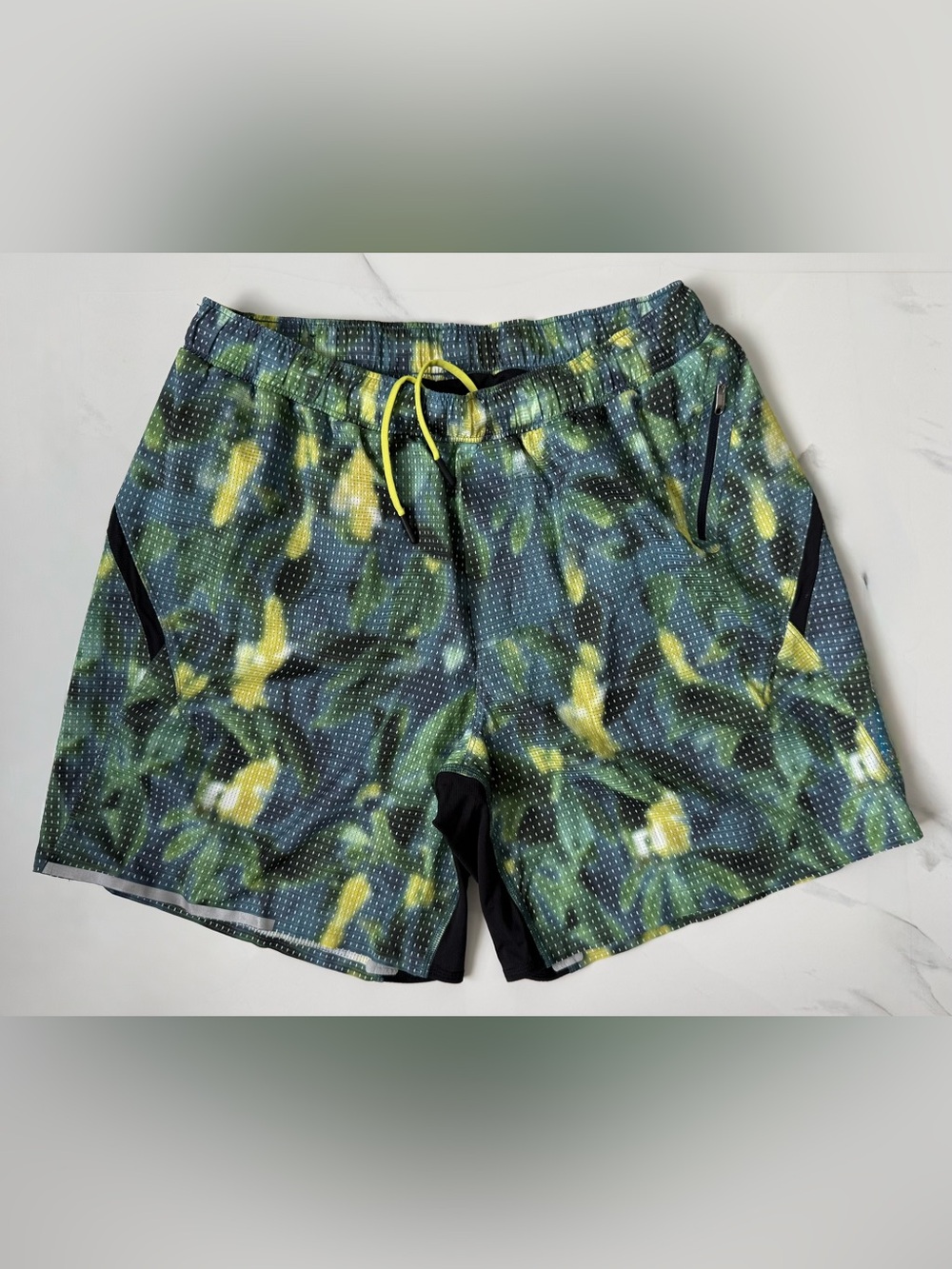Lululemon Men’s Surge Short 7” Green/Yellow Size L